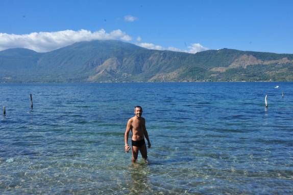 Mergulho matinal nas deliciosas águas do lago Coatepeque, em El Salvador
